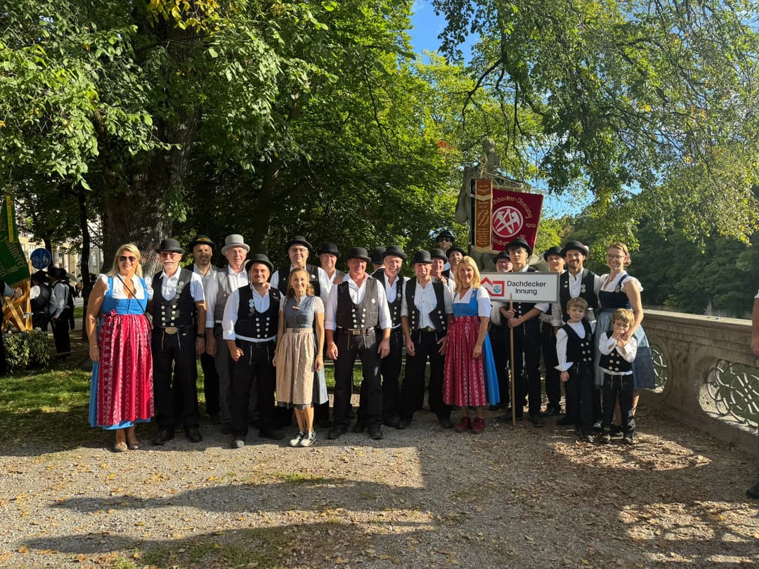 Der Handwerkerblock beim Trachten- und Schützenumzug zum Oktoberfest wurde von den Dachdeckern angeführt.