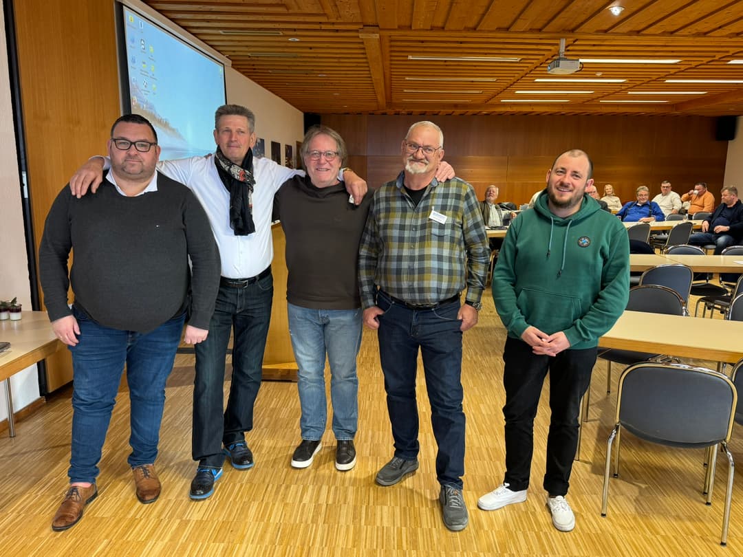 Für ihre langjährige Mitgliedschaft wurden geehrt: Günther Schroff (20 Jahre, li.) Rüdiger Wild (2. v. li.) und Robert Egner sen. (jeweils 40 Jahre, 2. v. re.). Dazu gratulierten Vorsitzender Heribert Schuck (Mitte) und sein Stellvertreter Daniel Preißinger (re.).