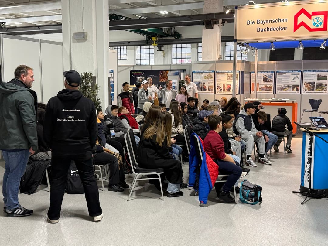 Auf reges Interesse stieß die Messe auch bei drei Schulklassen.