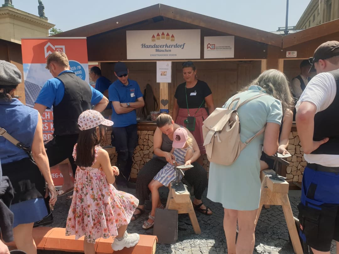 Beim 867. Stadtgründungsfest München wurden Schieferherzen für einen guten Zweck gehackt.