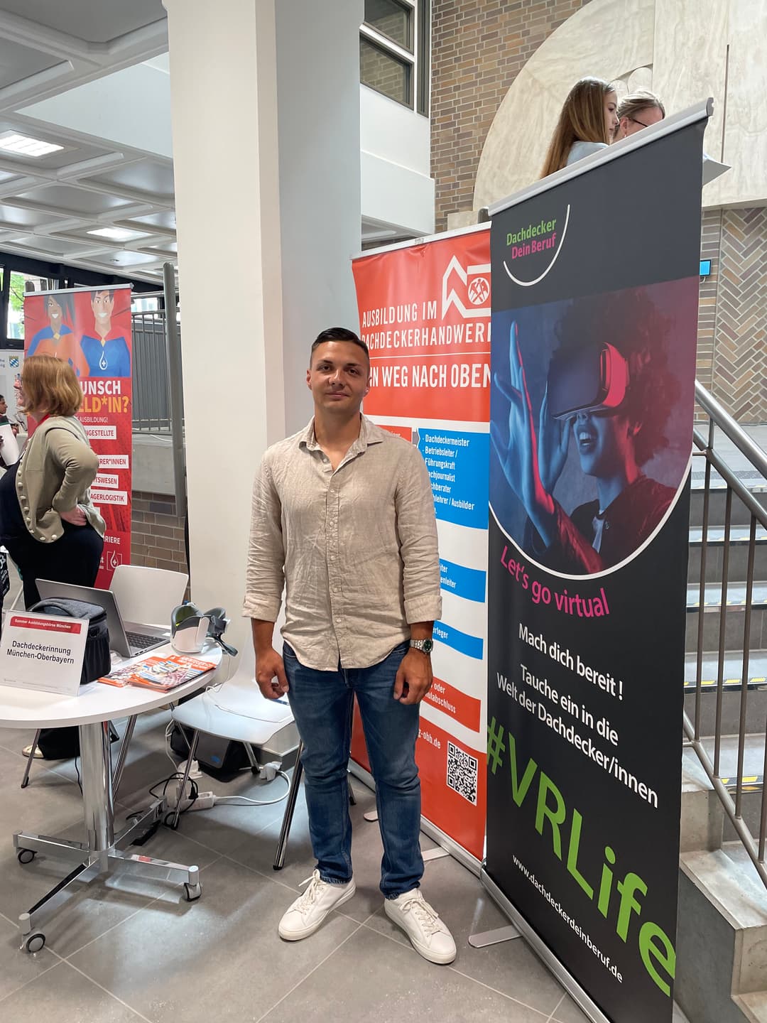 neben Hilda Hromadka präsentierte Max Söllner im BiZ in München das Dachdeckerhandwerk.