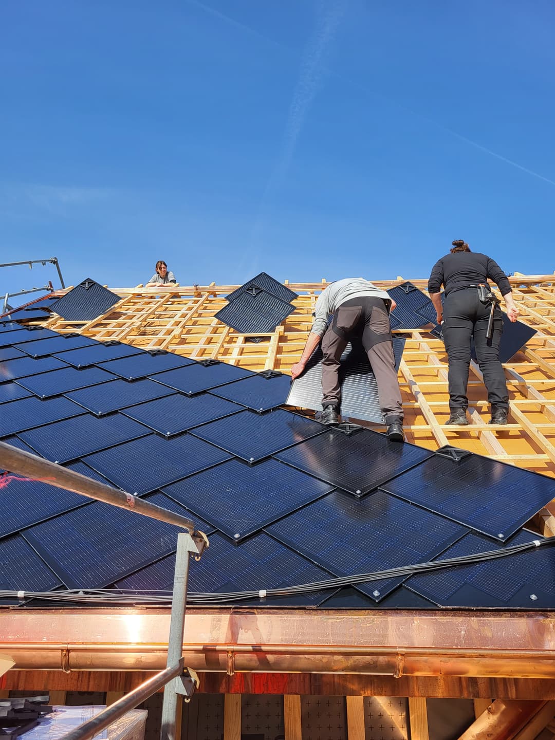 Neue Erfahrung: Das Verlegen von Solar-Paneelen als Dacheindeckung.