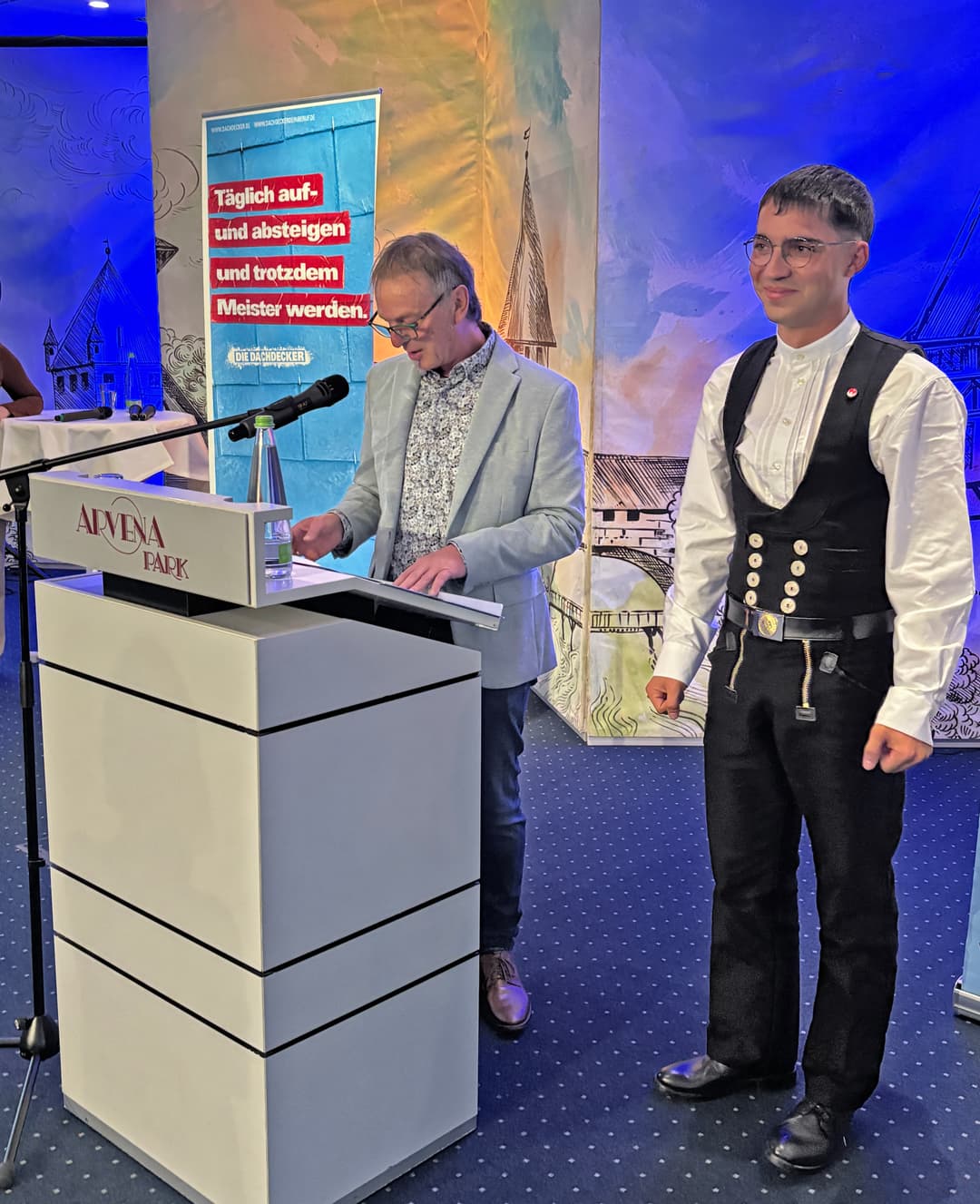 Der Innungssieger Till Hager (Ausbildungsbetrieb Fleischmann + Grummt GmbH, re.) verdient besonderes Lob von Obermeister Harald Grüner (li.)