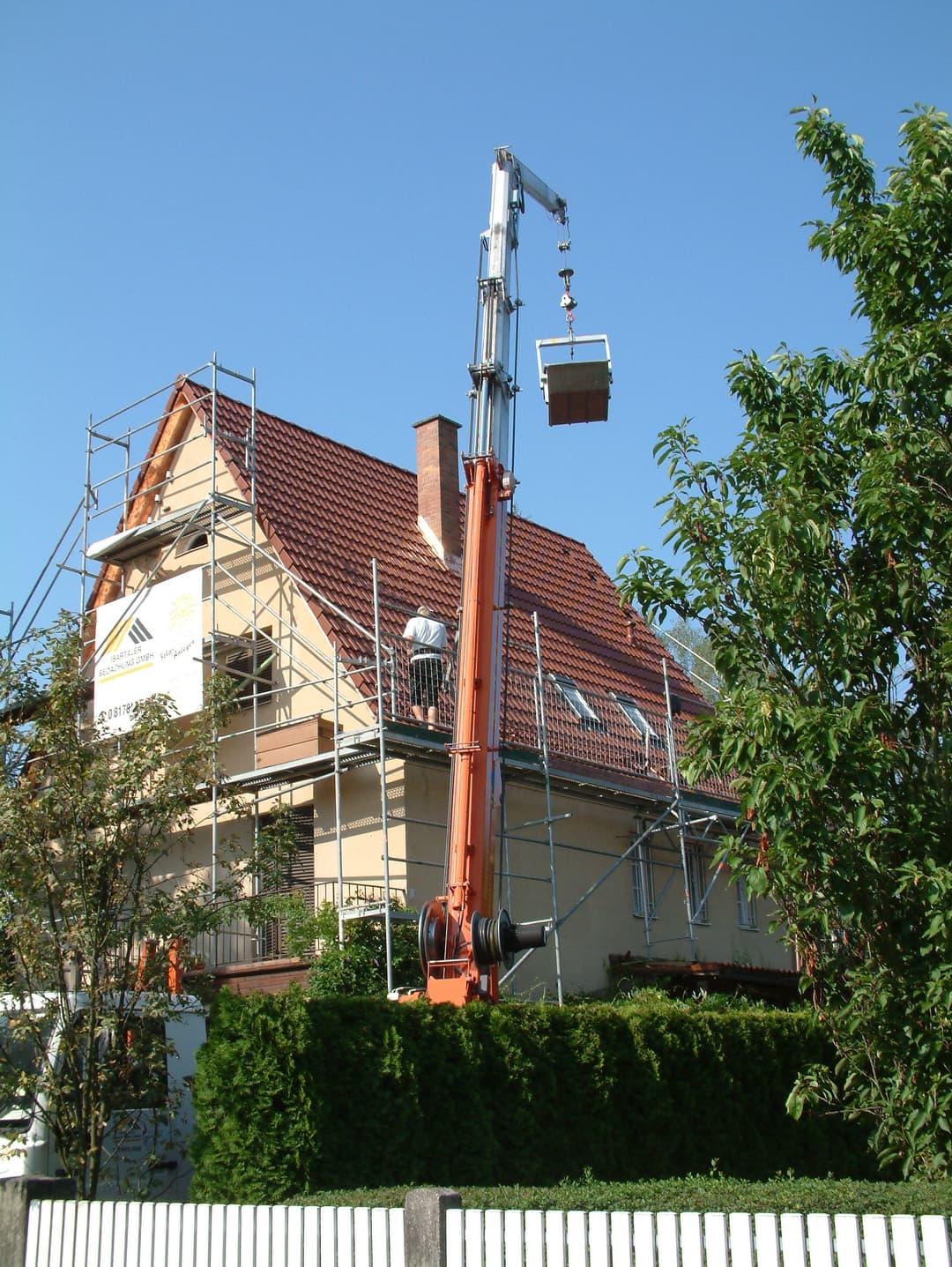 Kran bei Dacharbeit