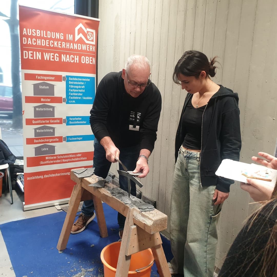 Mit eigenhändig hergestellten Schieferherzen wurden die Herzen der jungen Generation im BIZ München erobert und "Handwerk erleben" möglich gemacht.