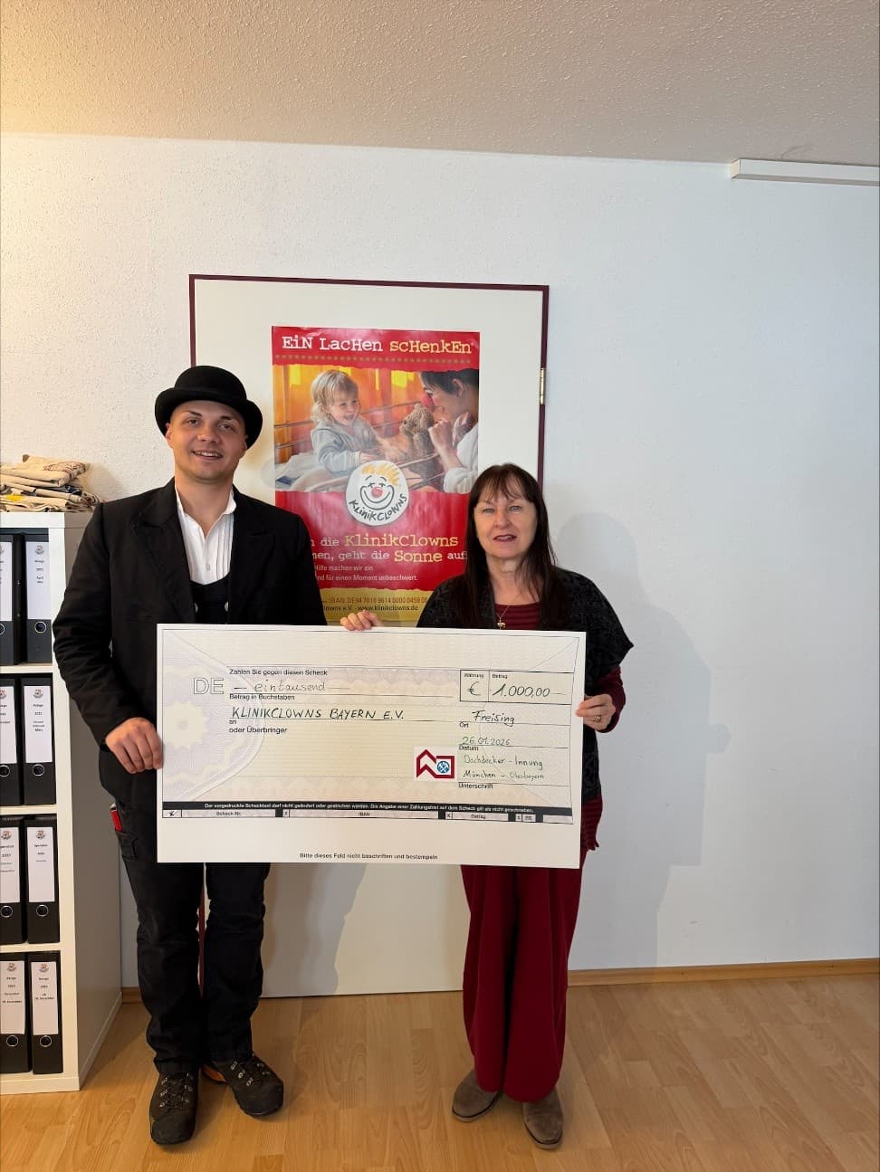 Die Spende an die Klinikclowns wurde überreicht von Schnuppervorstand Max Söllner an die Vorstandsvorsitzende und Geschäftsführerin der Organisation, Elisabeth Makepeace, in Freising