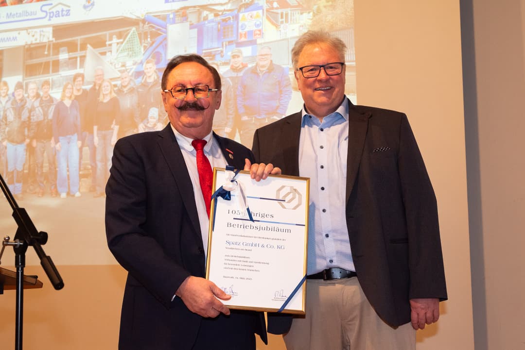 Ehrenkreishandwerksmeister Werner Oppelt überreicht Urkunde der HWK Bayreuth an Armin Spatz