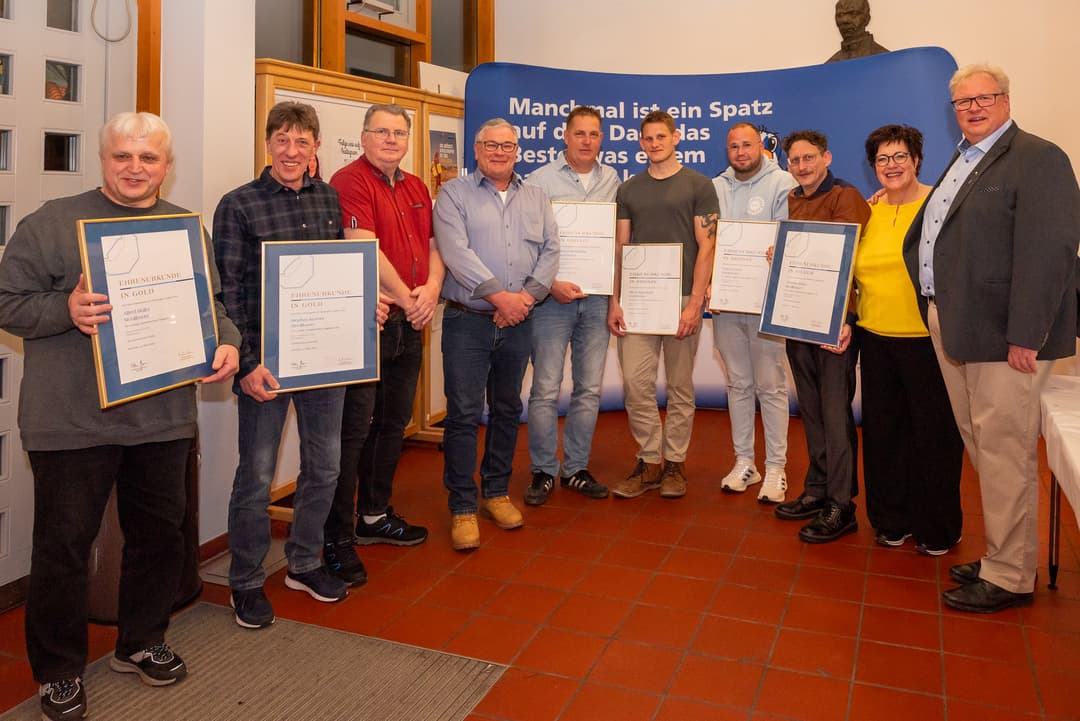 Andrea und Armin Spatz (re.) ehren langjährige Mitarbeiter Alfred Müller, Stephan Kramer, Wolfgang Klaußner, Roland Braun, Florian Siebenhaar, Oliver Marienfeldt, Pascal Schell und Thomas Sobel (v.l.)