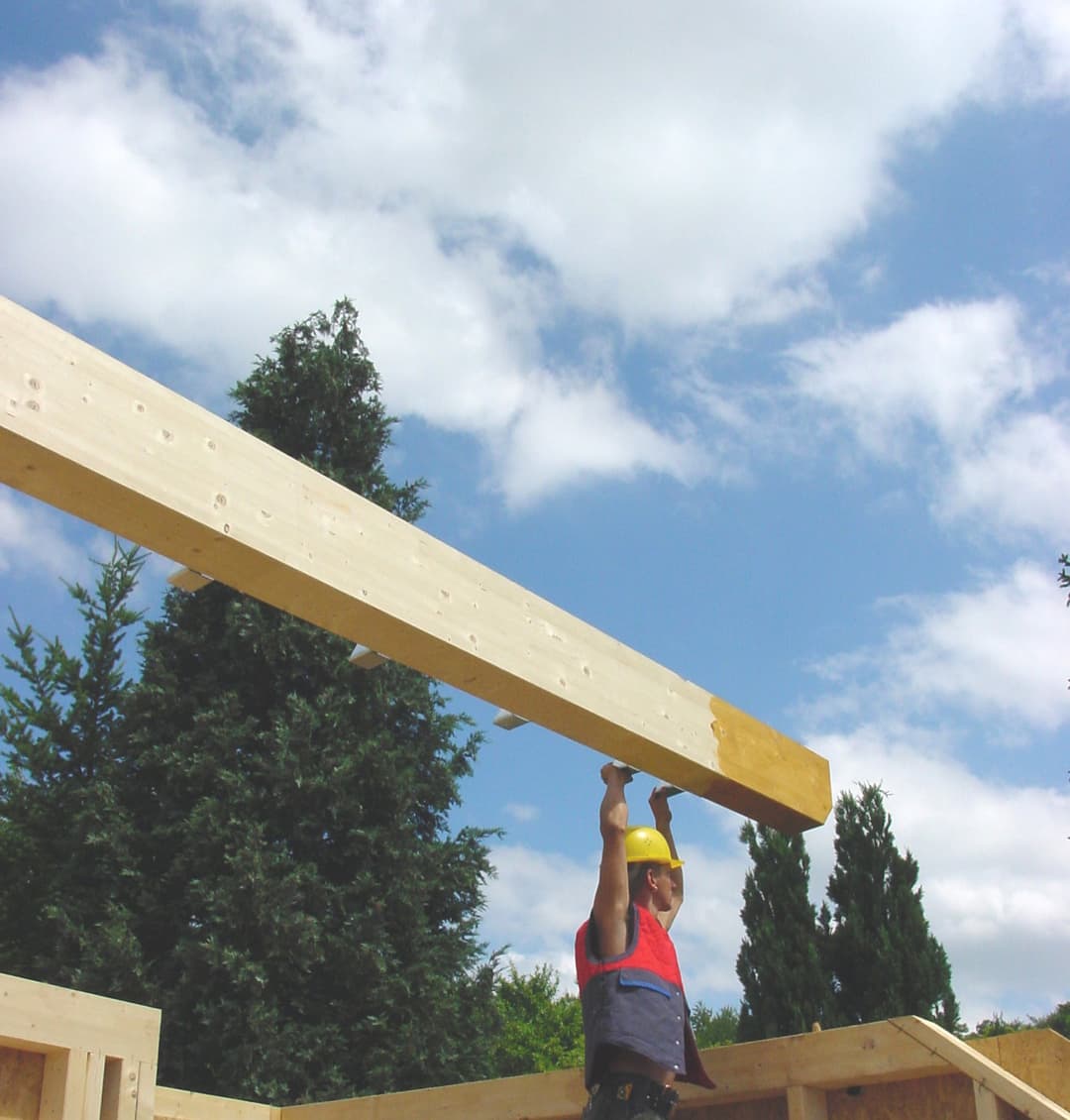 Über-Kopf-Arbeiten mit schweren Lasten gehören auch zum Alltag im Dachdeckerhandwerk. Das beansprucht die Schulter.