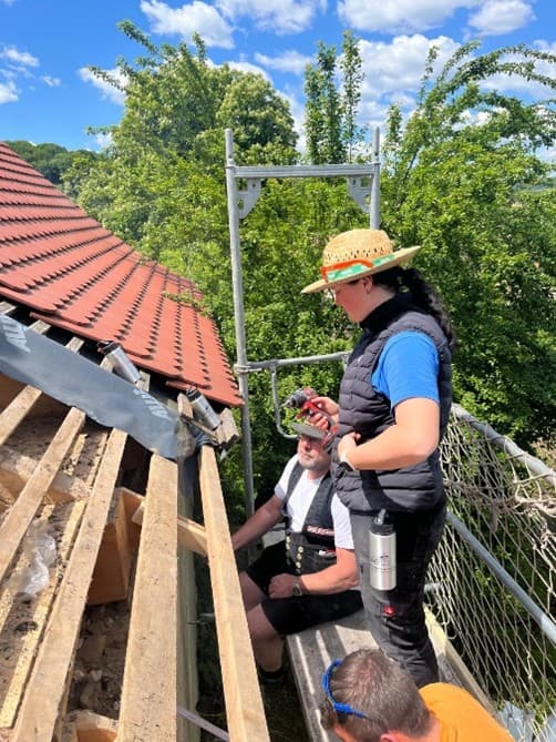 Zeit für eine Zwischenbesprechung auf dem Dach der Kirchenburg.