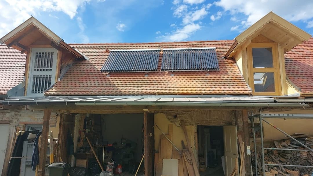 Solarthermie auf dem sanierten Dach: Auch das ist BNE - Bildung für nachhaltige Entwicklung.