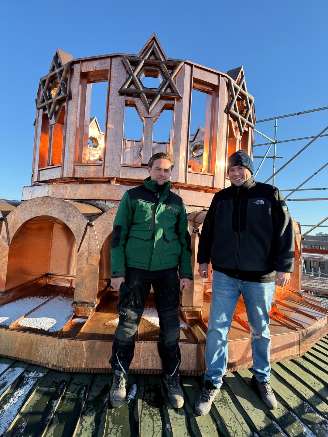 Spenglermeister Johannes Harder (li.) und Julian Ender, Geschäftsführer der Hans Neubauer GmbH (re.) sind zu Recht stolz auf die historisch gelungene Rekonstruktion.