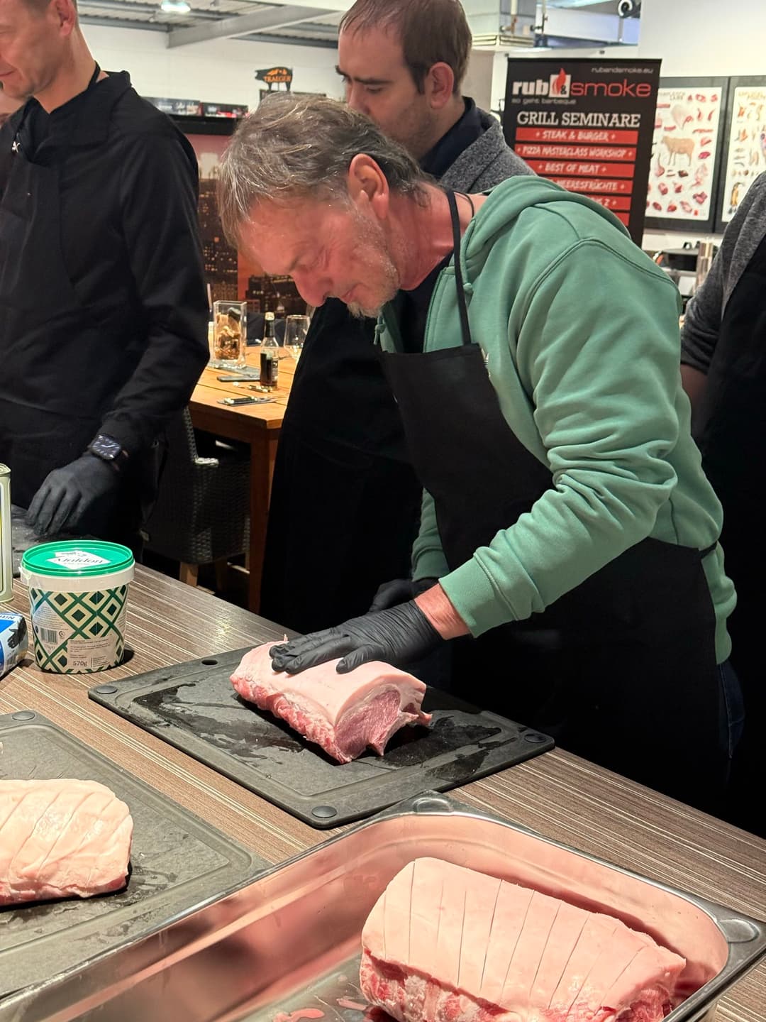 Beim "Grillseminar 2.0" am Abend war auch echtes Handwerk gefragt
