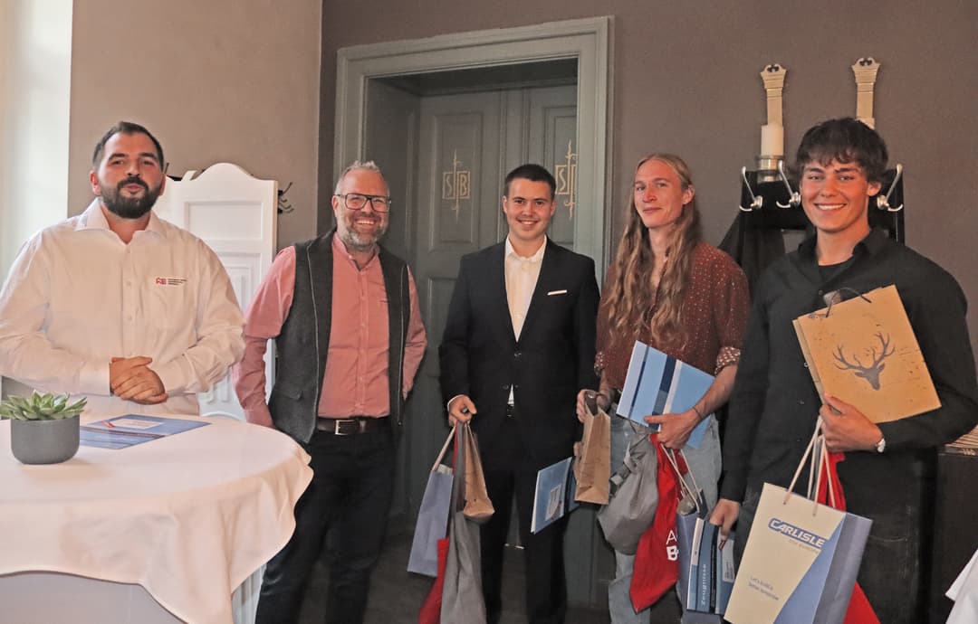 Obermeister Lukas Thalheimer und Lehrlingswart Christoph Windischmann freuen sich mit Ben Schuck, Henry Gardener und Arik Lamy (v. li. n. re.)