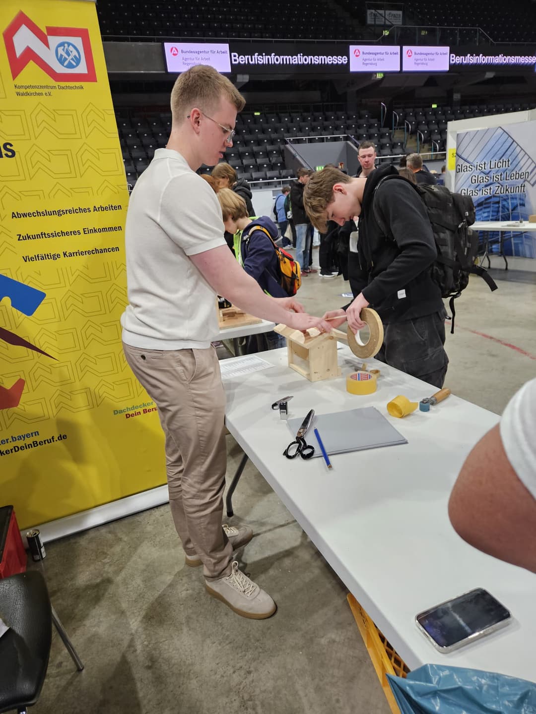 Interesse und handwerkliches Geschic war bei den Jugendlichen vom Land deutlich ausgeprägter als bei Stadt-Kids. Foto: Hupfloher