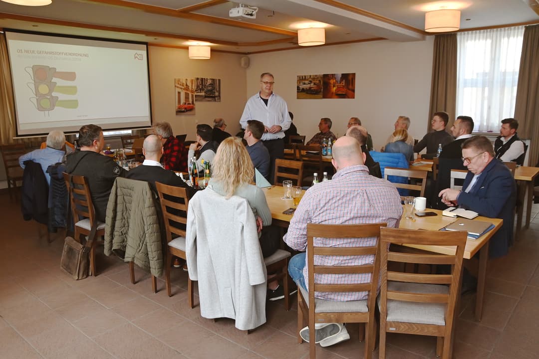 Jörg Rößler, technischer Berater des LIV Bayerns, stellte die seit Ende 2024 geltende Gefahstoffverordnung vor. Foto: Kunzendorf
